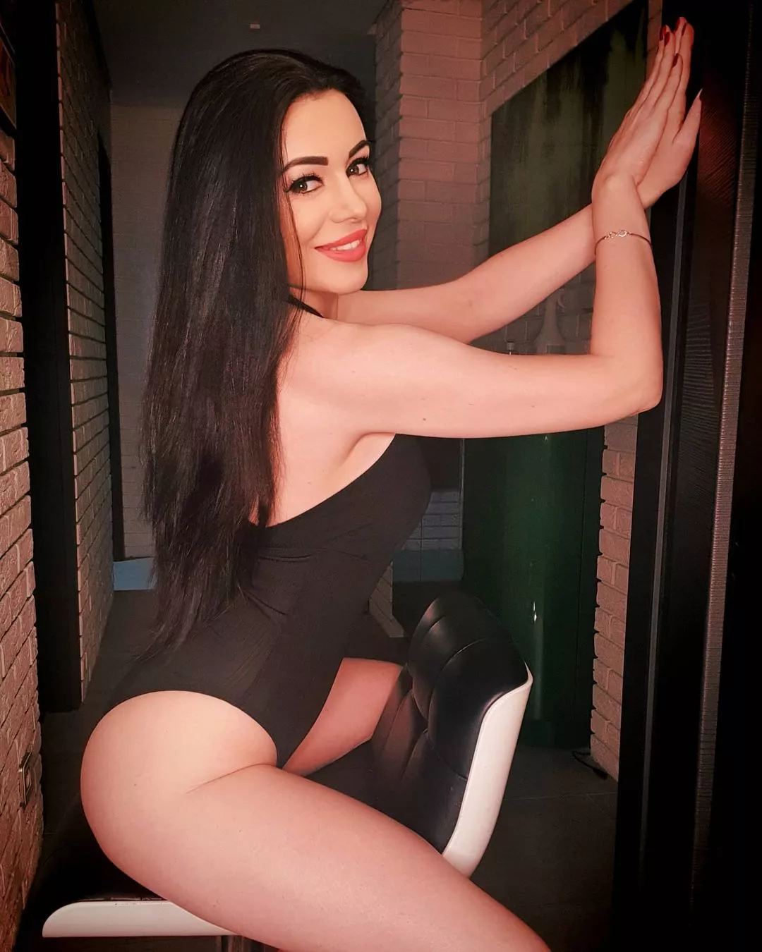 Opadną Wam szczęki! Gwiazda disco polo zachwyca idealnymi pośladkami! ”Nooo odważnie”